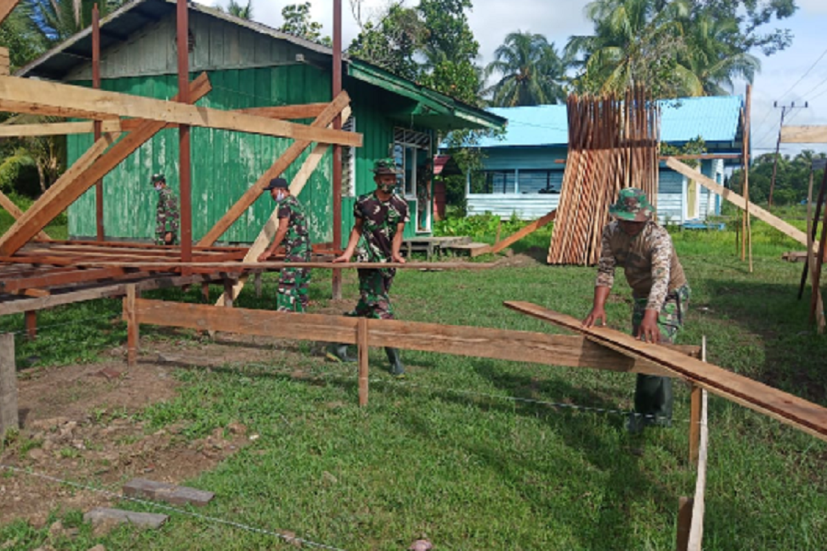 Warga Apresiasi ketangkasan Anggota TNI dalam membangun prasarana di Pulau Hanaut