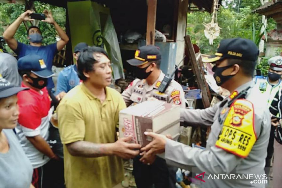Kapolres Bangli bantu paket sembako ke korban longsor