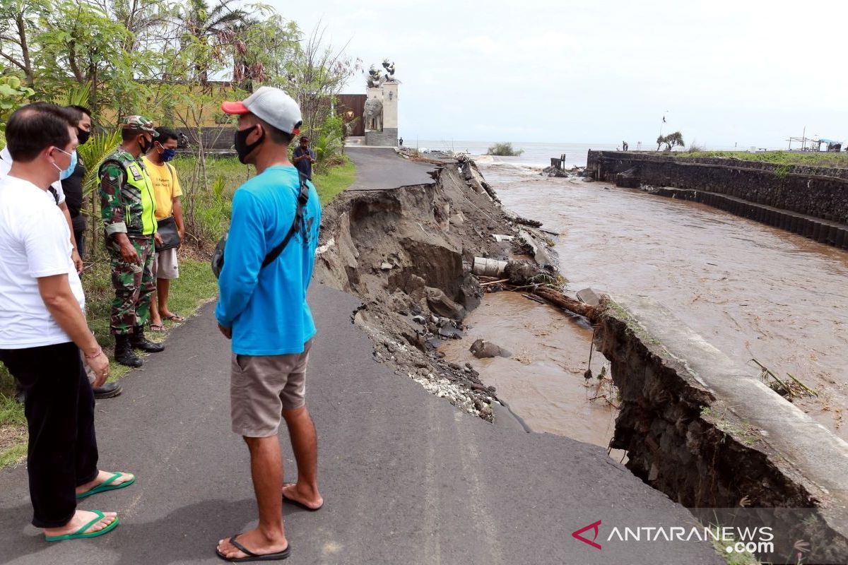 Bupati Klungkung tinjau jalan rusak akibat diterjang hujan deras