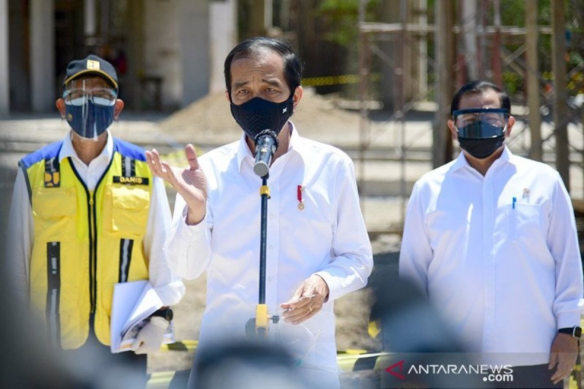 Presiden Joko Widodo: UU Cipta Kerja buat perusahaan tidak bisa PHK secara sepihak