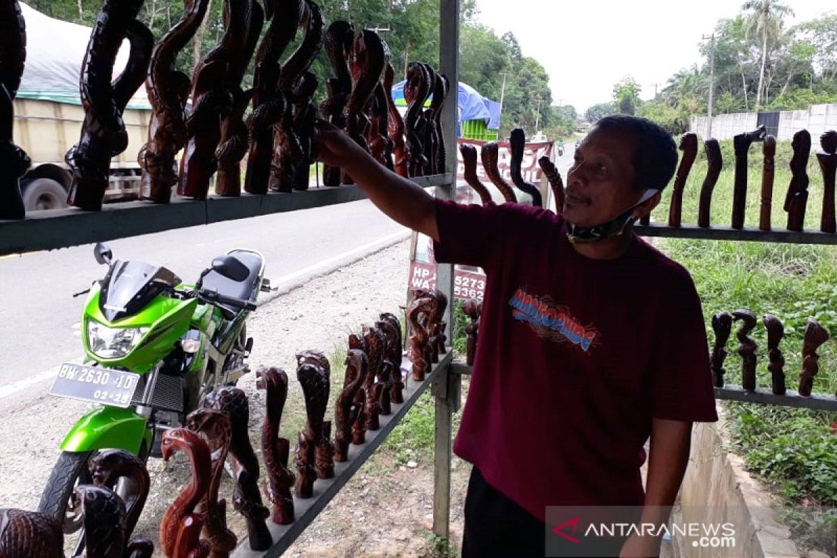 Kisah perajin kreatif di lintas Jambi, ukir "kobra" temani pengemudi