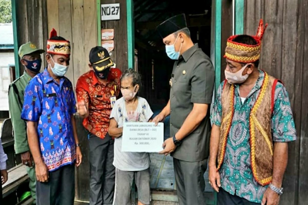 Temui warga, Bupati Lamandau serahkan BLT DD secara langsung