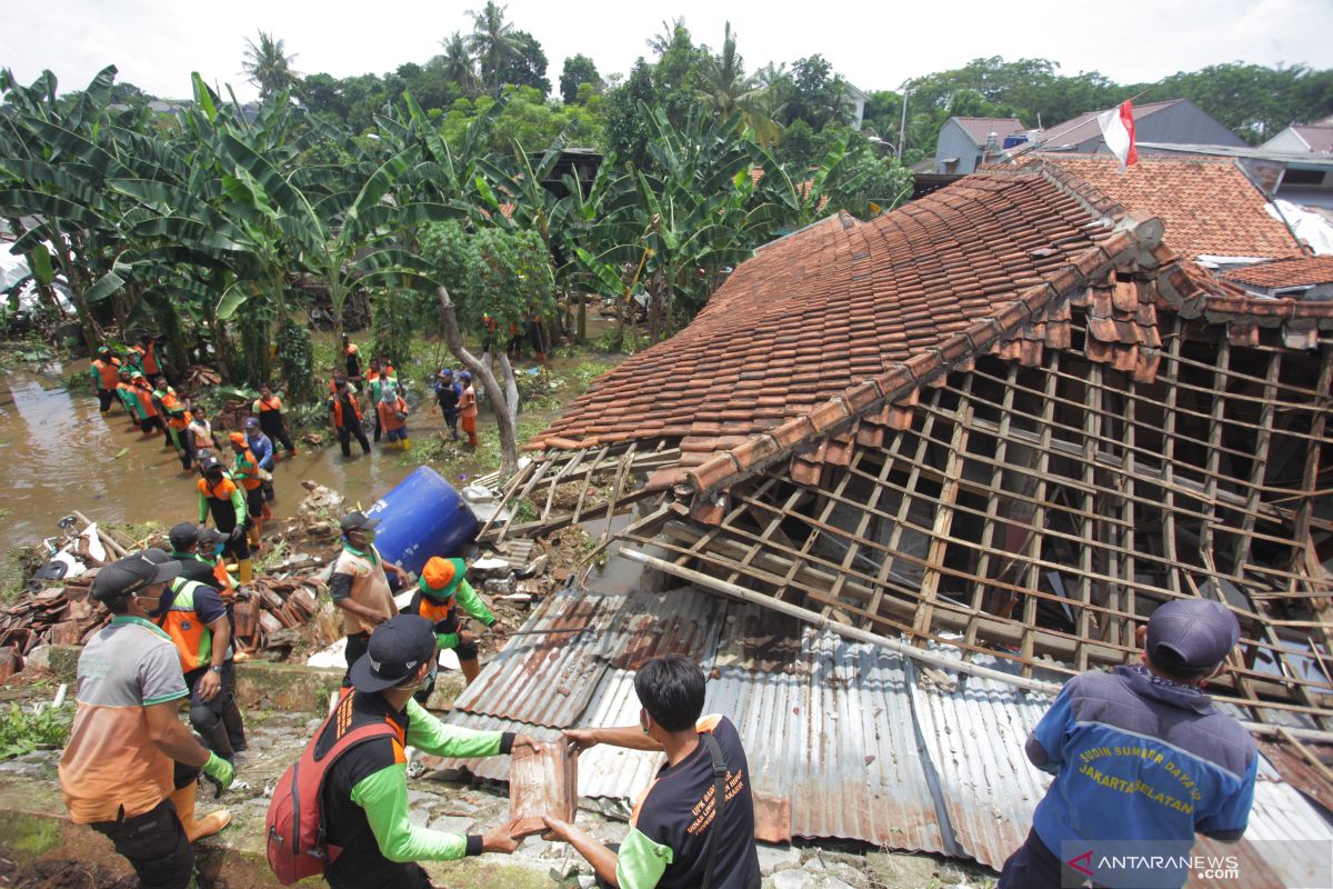 Sebanyak  249 warga Jakarta mengungsi akibat banjir