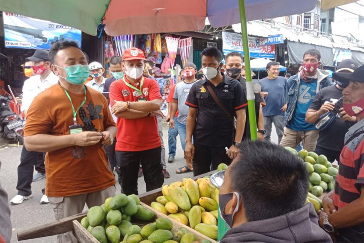 Sugianto Sabran borong dagangan pedagang dan bagikan ke warga di Kapuas