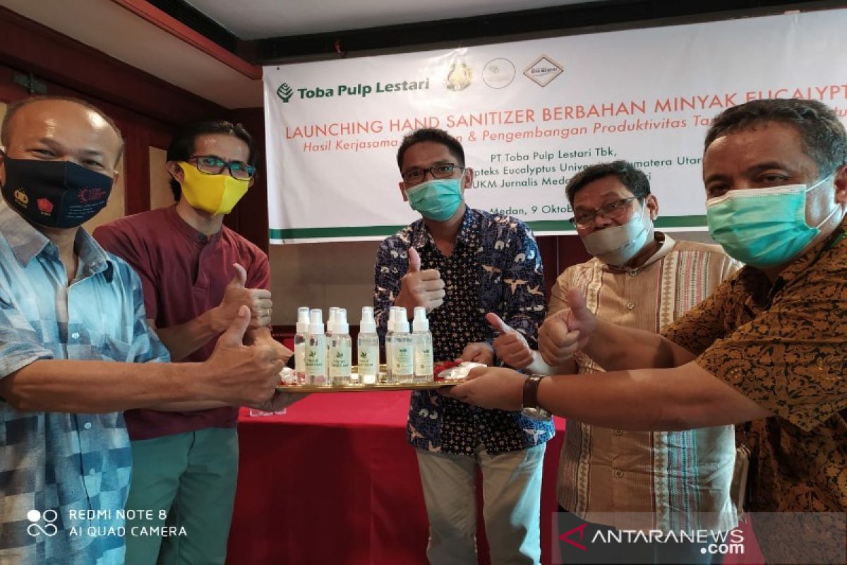 Dukung kampanye 3M, Toba Pulp salurkan hand sanitizer kepada warga