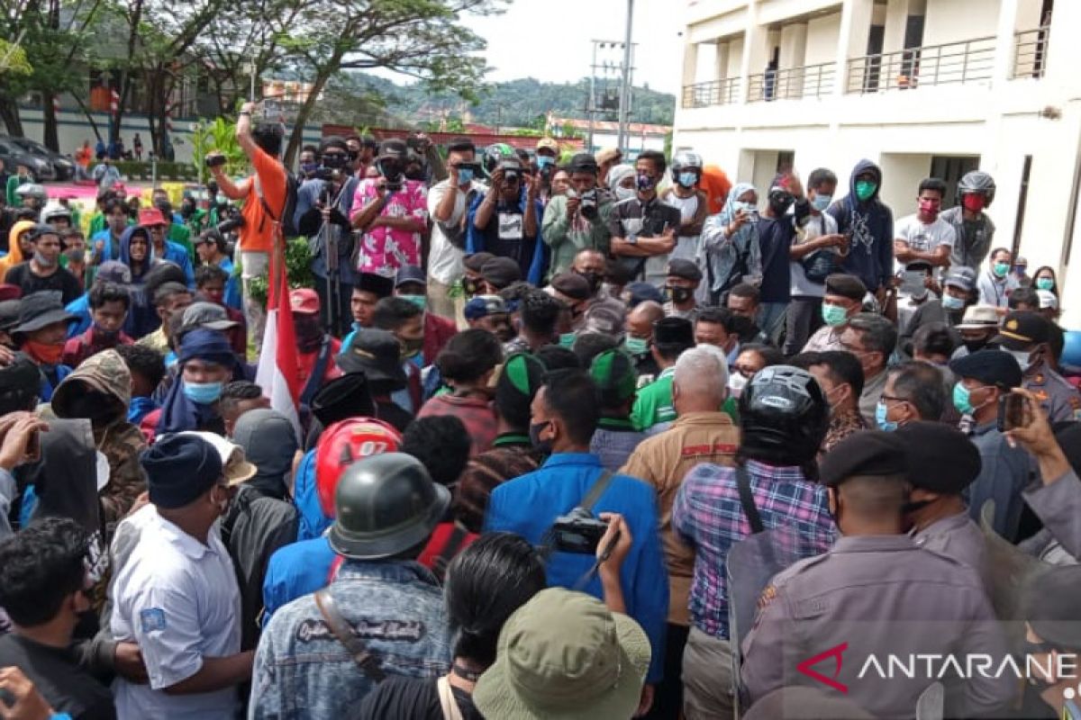 DPRD kota Sorong minta agar pendemo UU Cipta Kerja diperiksa COVID-19