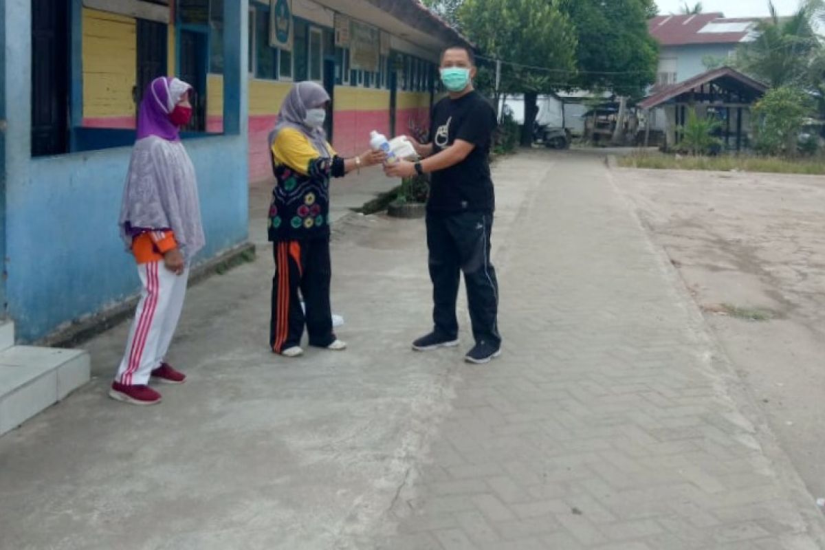 Puluhan lansia terima bantuan hand sanitizer dan masker dari Lurah Hikun
