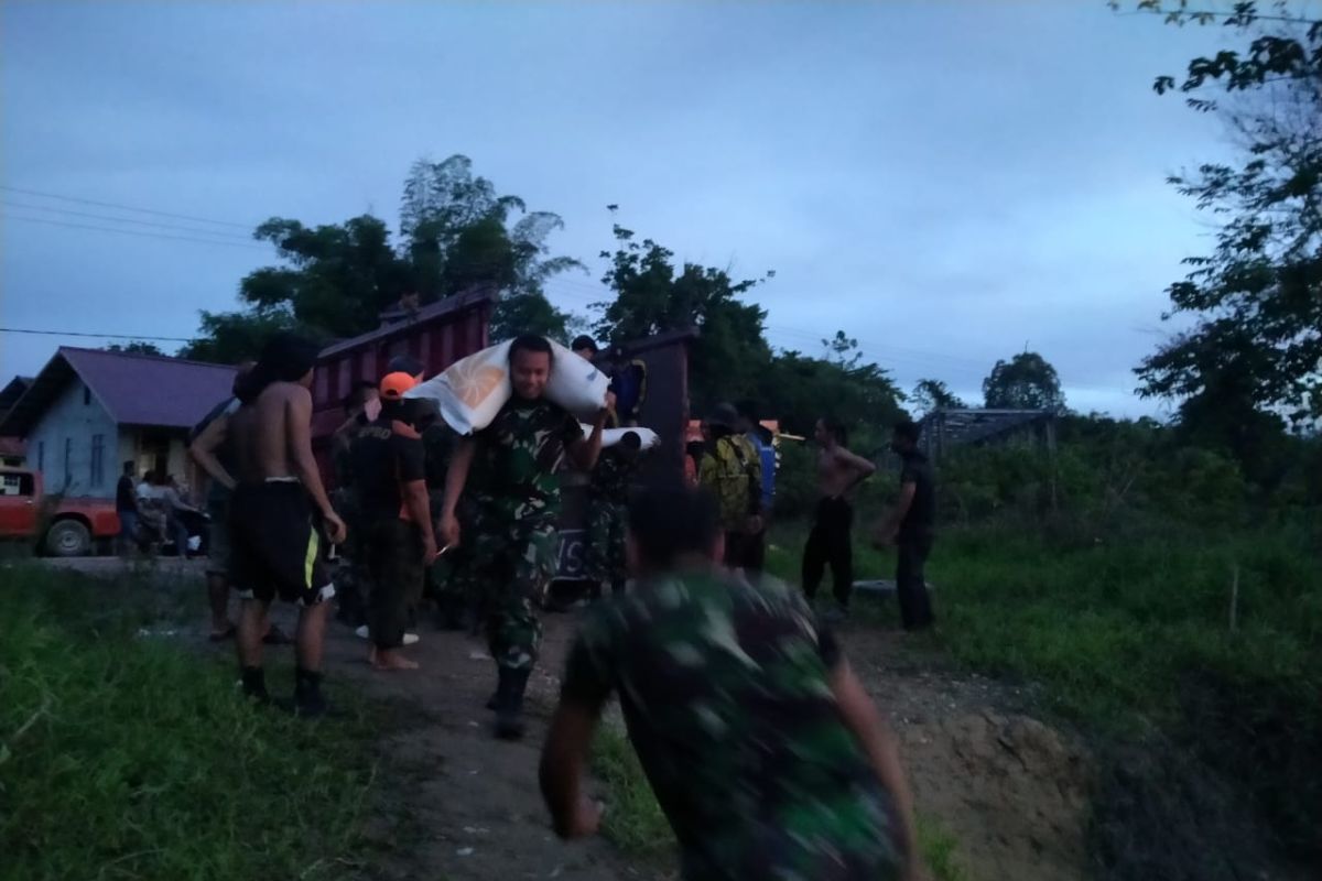TNI ikut distribusikan 100 ton beras bantuan banjir Kapuas Hulu