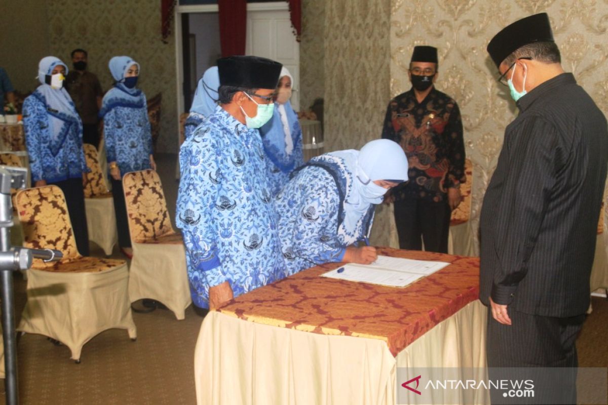 Gusmal lantik 13 pejabat fungsional di lingkungan pemerintah Kabupaten