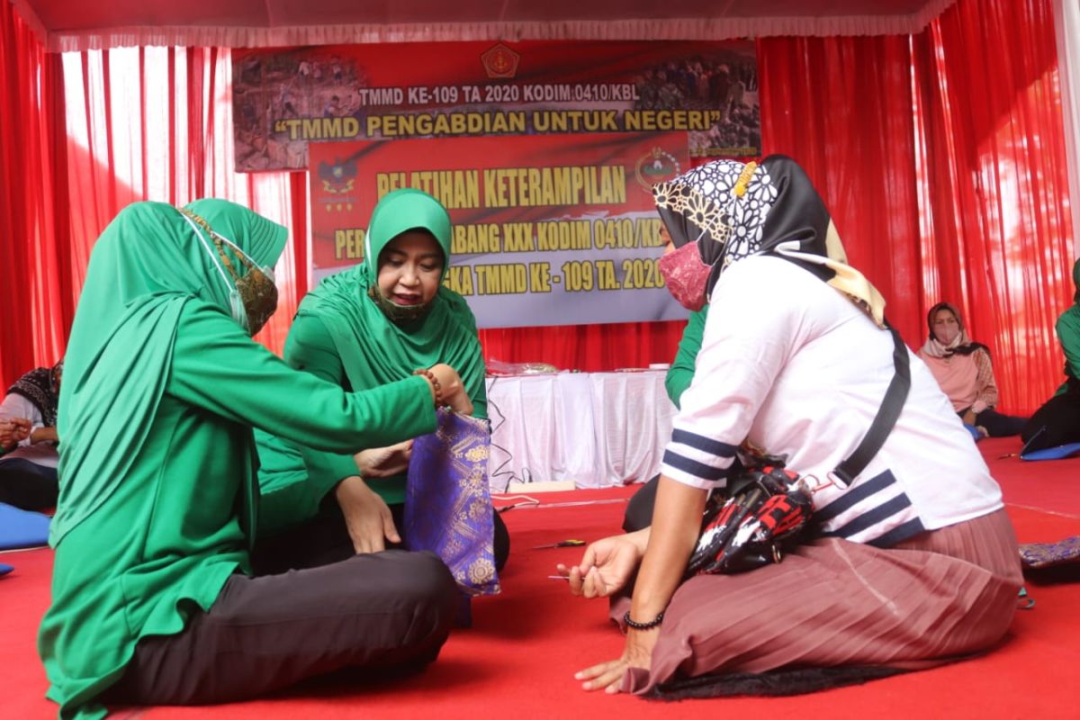 TMMD ke-109, Ketua Persit KCK XXX hadiri pelatihan pembuatan tas etnik Lampung