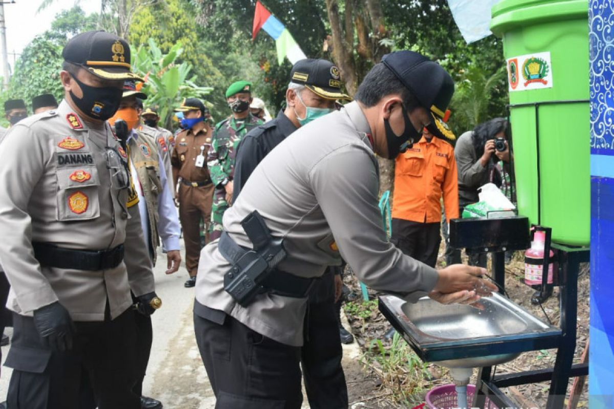 Penyebaran COVID-19 paling sering terjadi melalui tangan