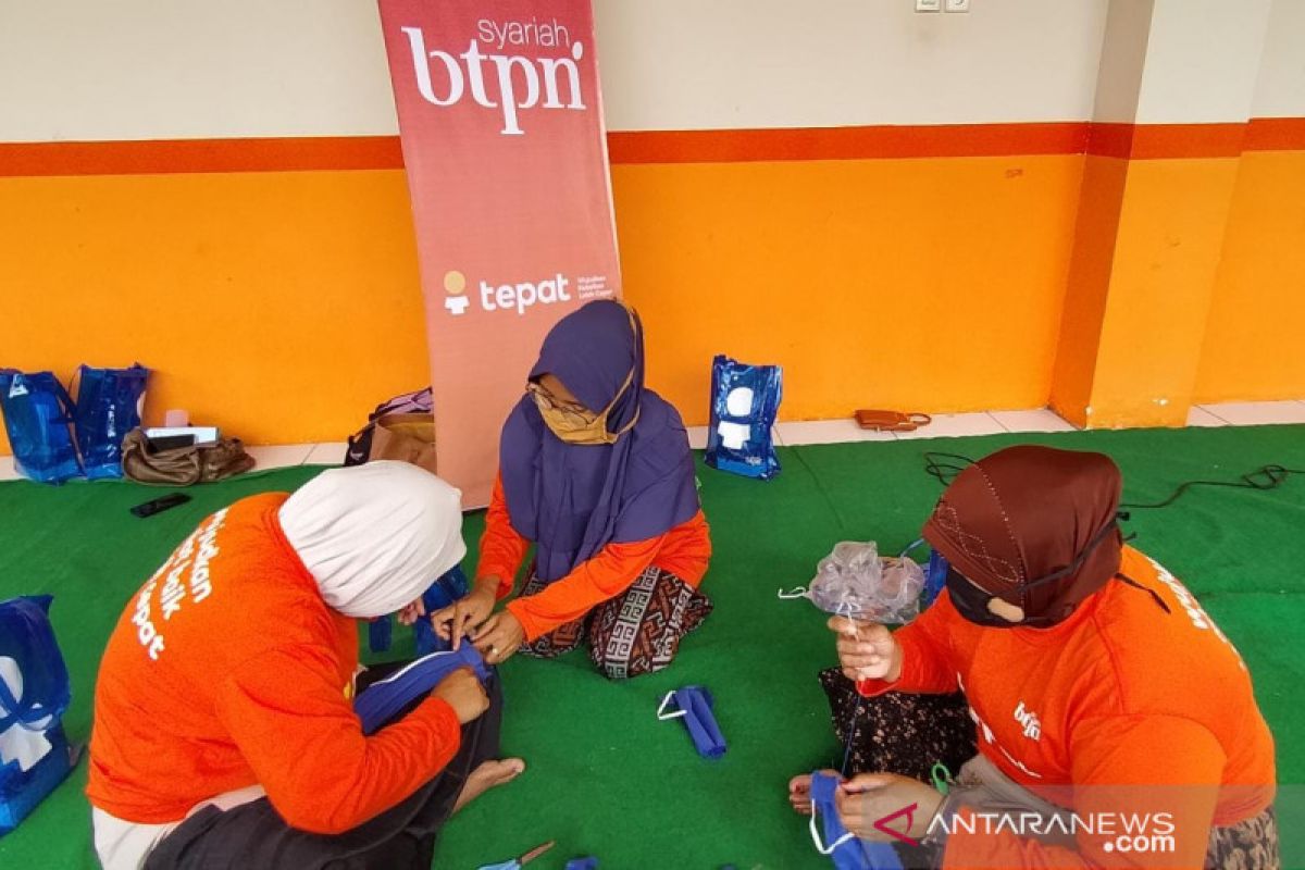 BTPN Syariah melatih wanita buat masker di Mataram