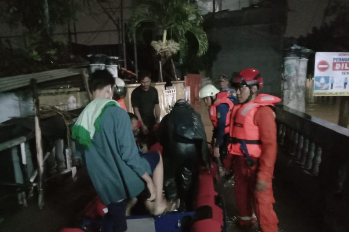 Damkar Jaktim evakuasi 52 warga di tiga kecamatan akibat banjir