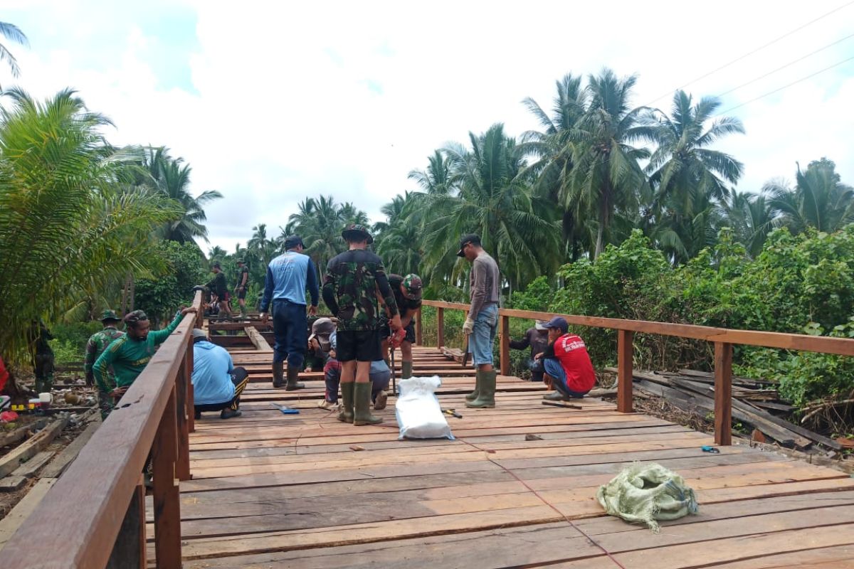 Pemasangan Lantai dan Pagar Jembatan Handil Samsu terus dilakukan