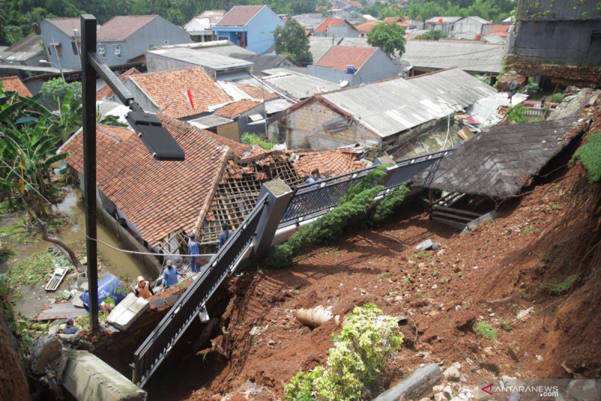 Banjir di Ciganjur masih menyisakan lumpur dan genangan