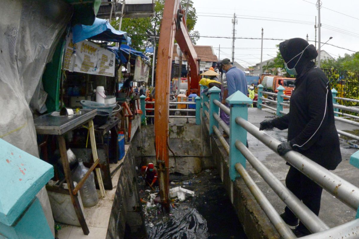 Surabaya giatkan pembersihan saluran air di perkampungan