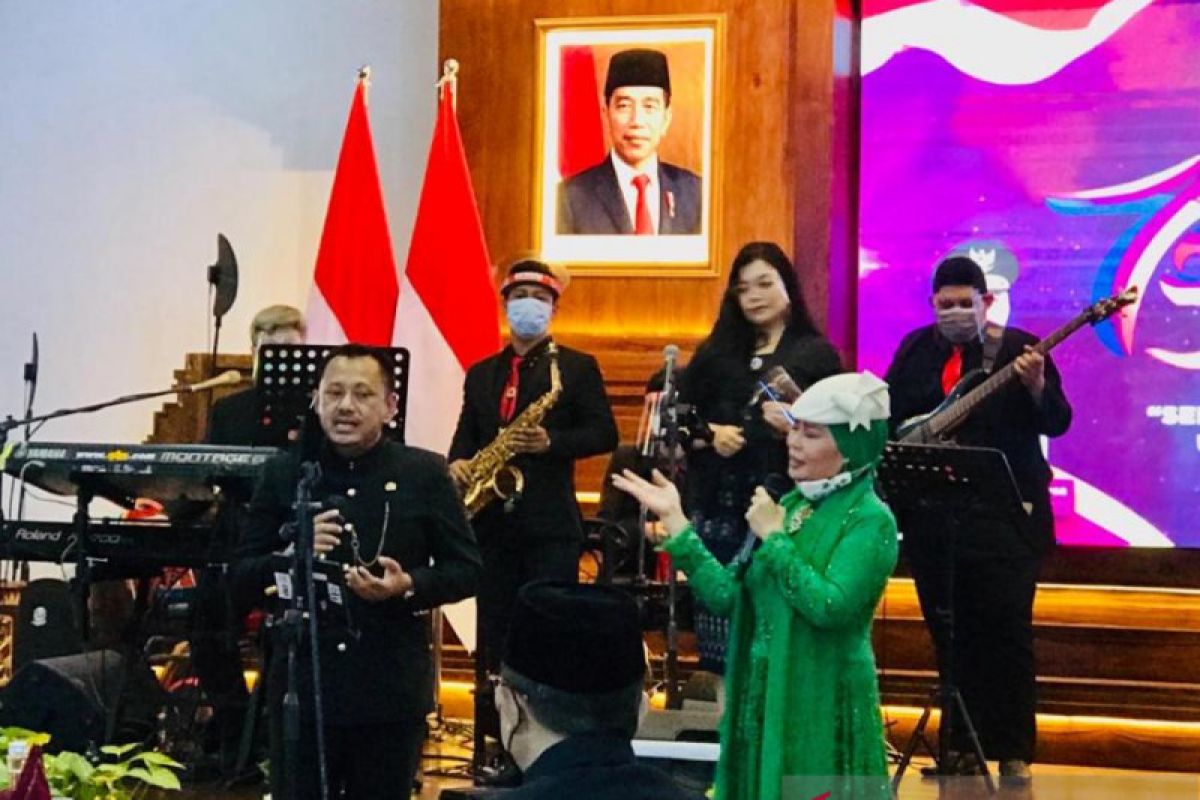 Hari Jadi ke-75 Jatim, Dewi Yull ajak Gubernur Khofifah duet nyanyikan 