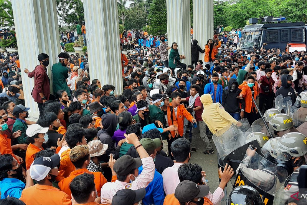 Polisi bubarkan aksi mahasiswa di DPRD Jambi gunakan  gas air mata