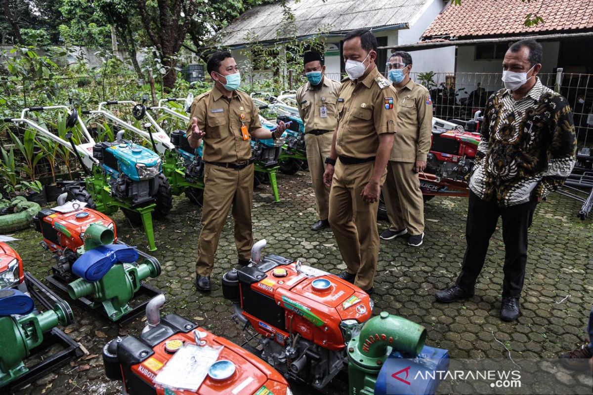 Anggota DPR RI serahkan bantuan dari dua kementerian di Kota Bogor