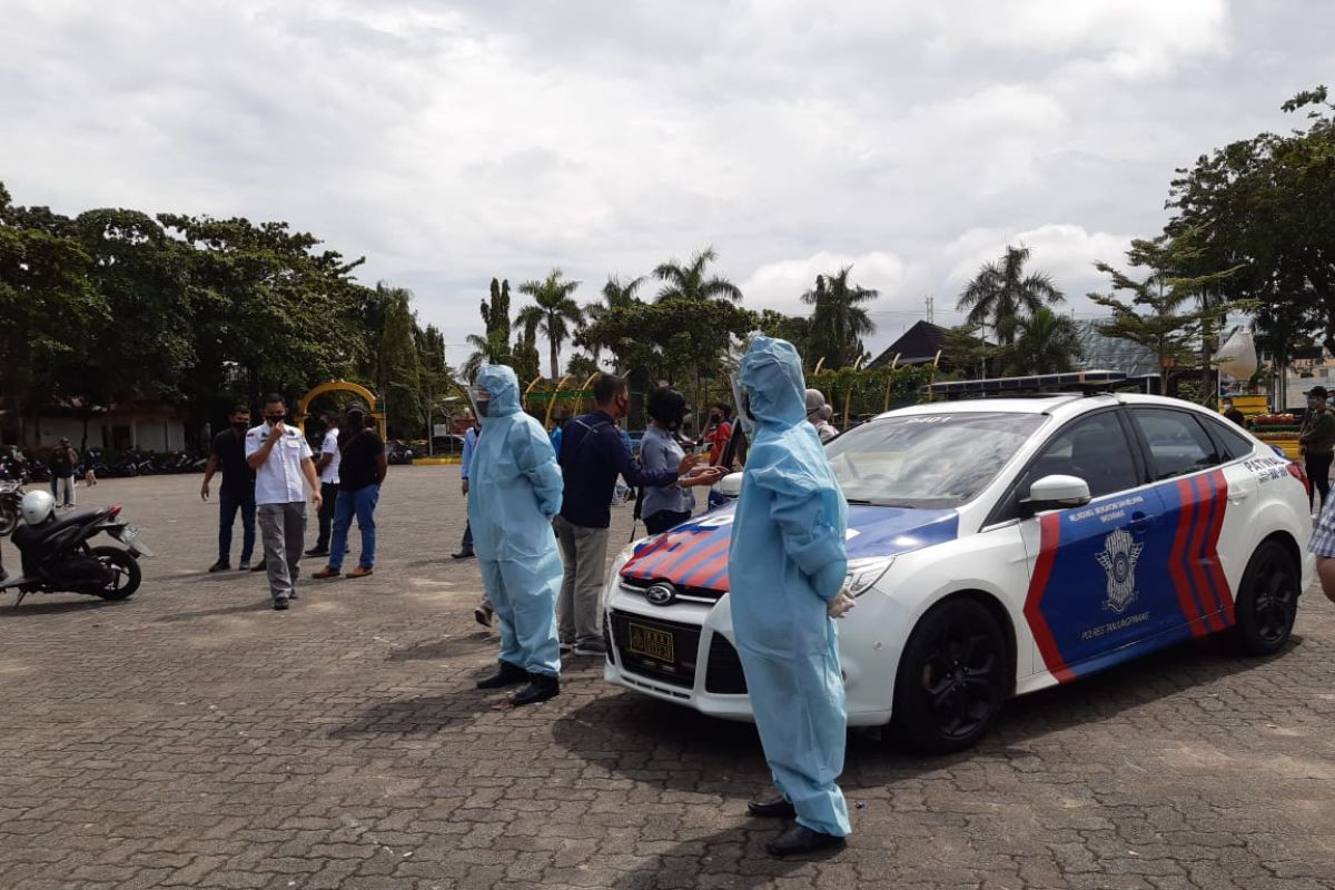 Petugas kesehatan rapid test para pendemo di DPRD Kepri