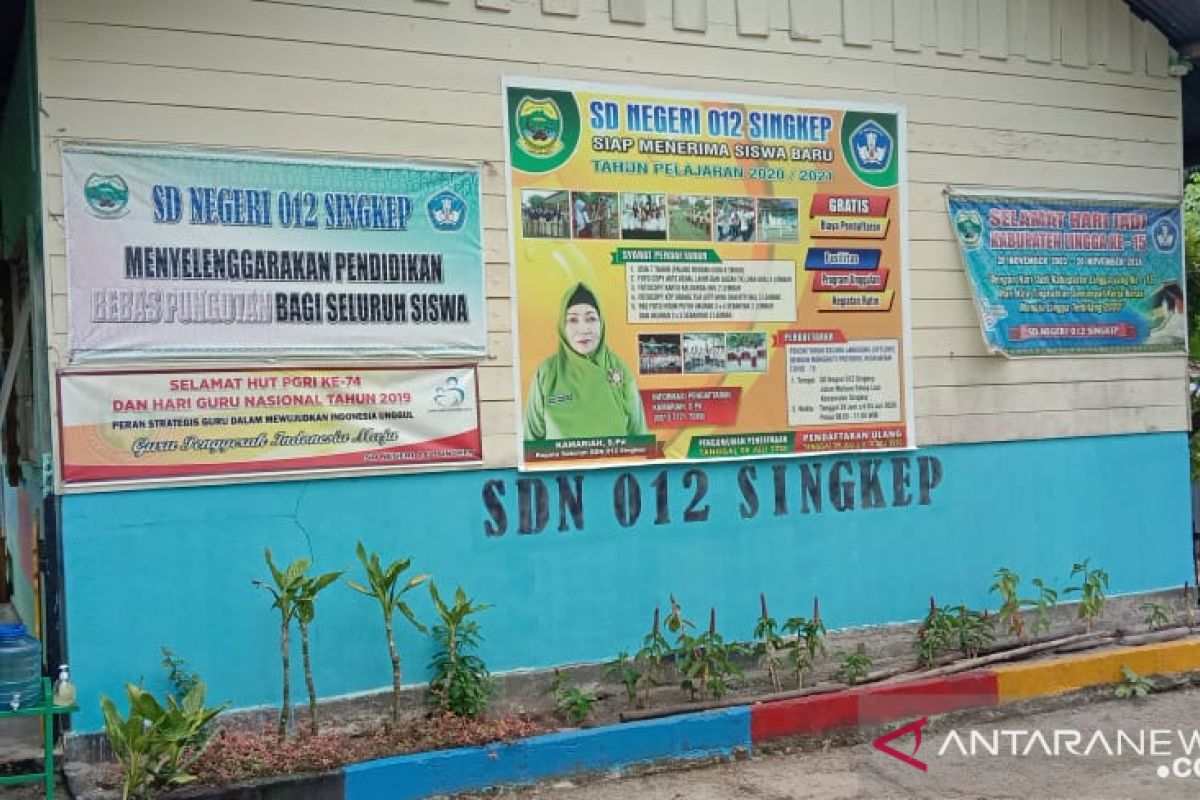 Hari pertama masuk sekolah di Lingga, belum tengah hari sudah sepi