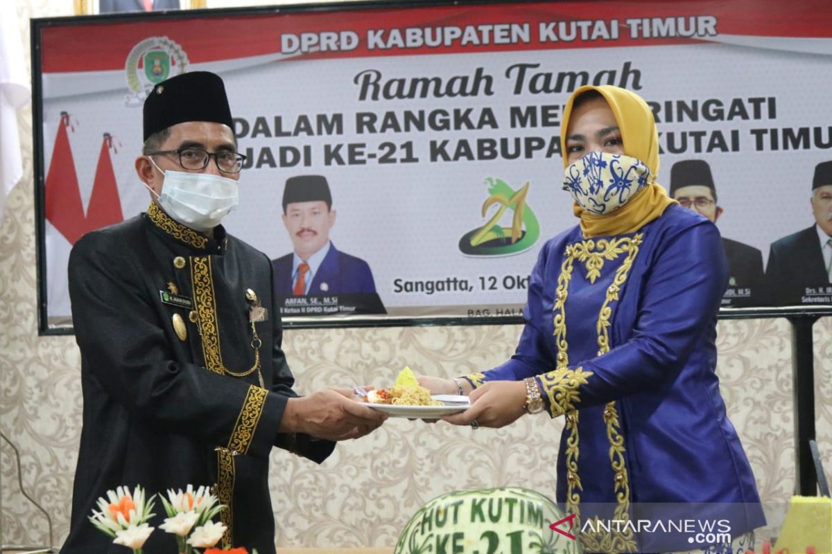 Potong tumpeng warnai syukuran HUT Ke-21 Kabupaten Kutai Timur