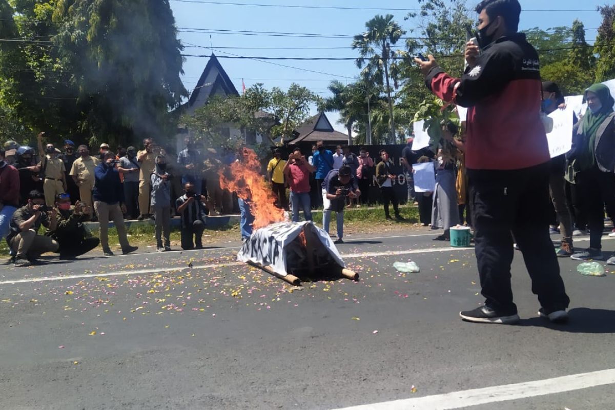 Tolak UU Cipta Kerja, mahasiswa kembali unjuk rasa di DPRD Bondowoso