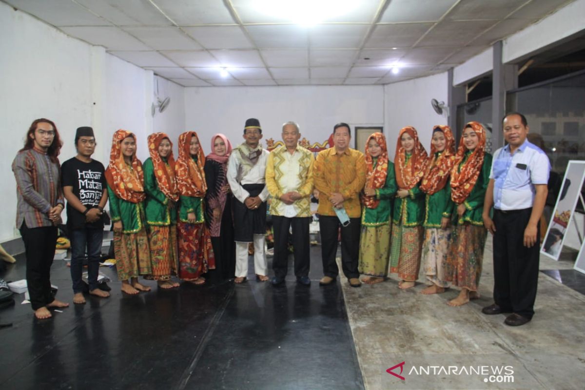 Bupati HST saksikan Sanggar Ading Bastari Barikin yang tampil di Surakarta