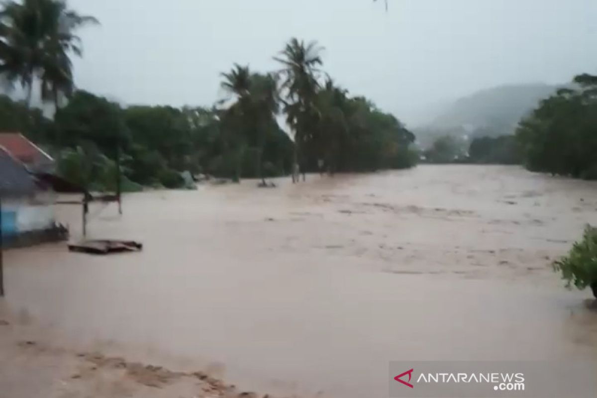 Dikirim, logistik untuk kebutuhan korban banjir di selatan Garut