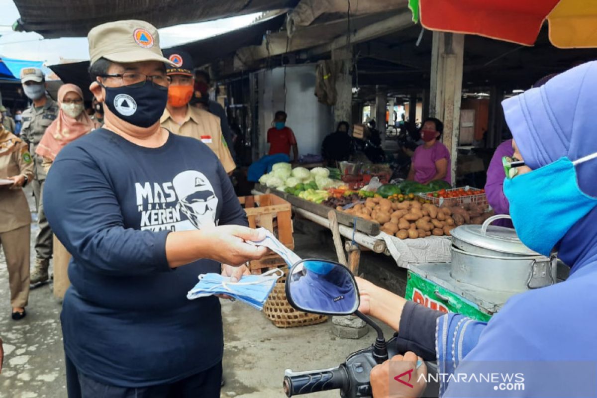 Pemkab Bantul meluncurkan gerakan memakai masker di Pasar Pundong