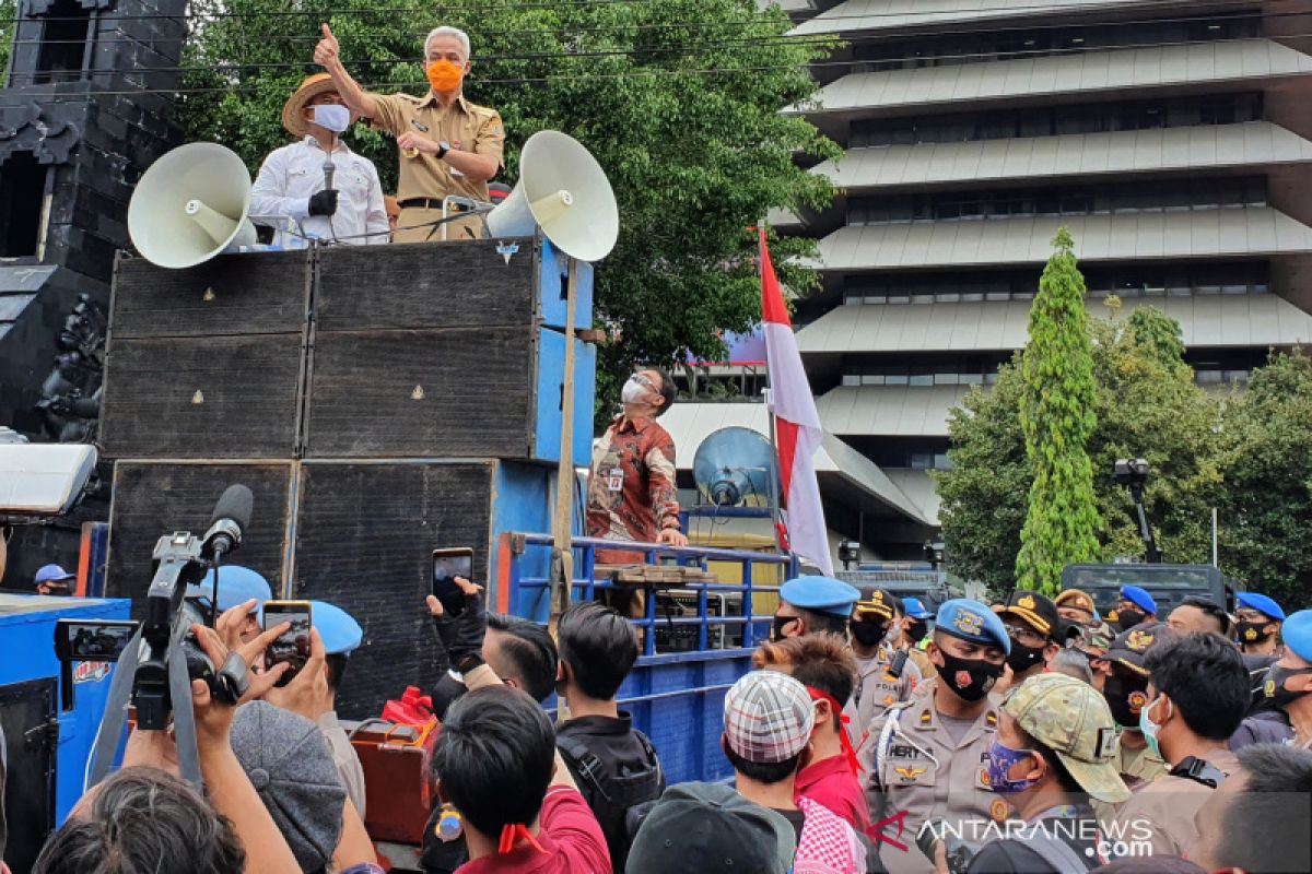 Gubernur Ganjar temui unjuk rasa penolak UU Cipta Kerja