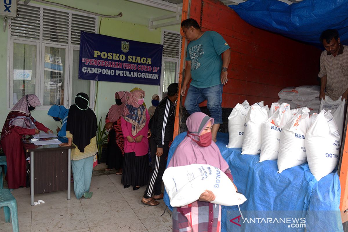 Penyaluran bantuan sosial beras