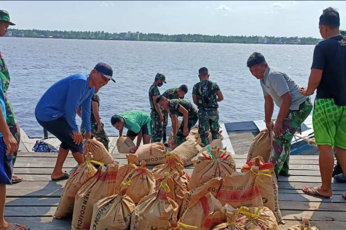 Material Prasasti TMMD akhirnya tiba mesti melewati sungai habitat buaya