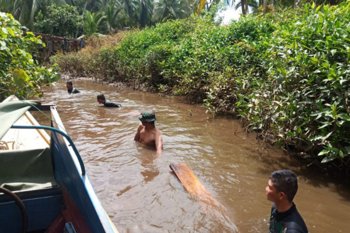 Susuri sungai Satgas TMMD berenang dorong material ke lokasi kerja