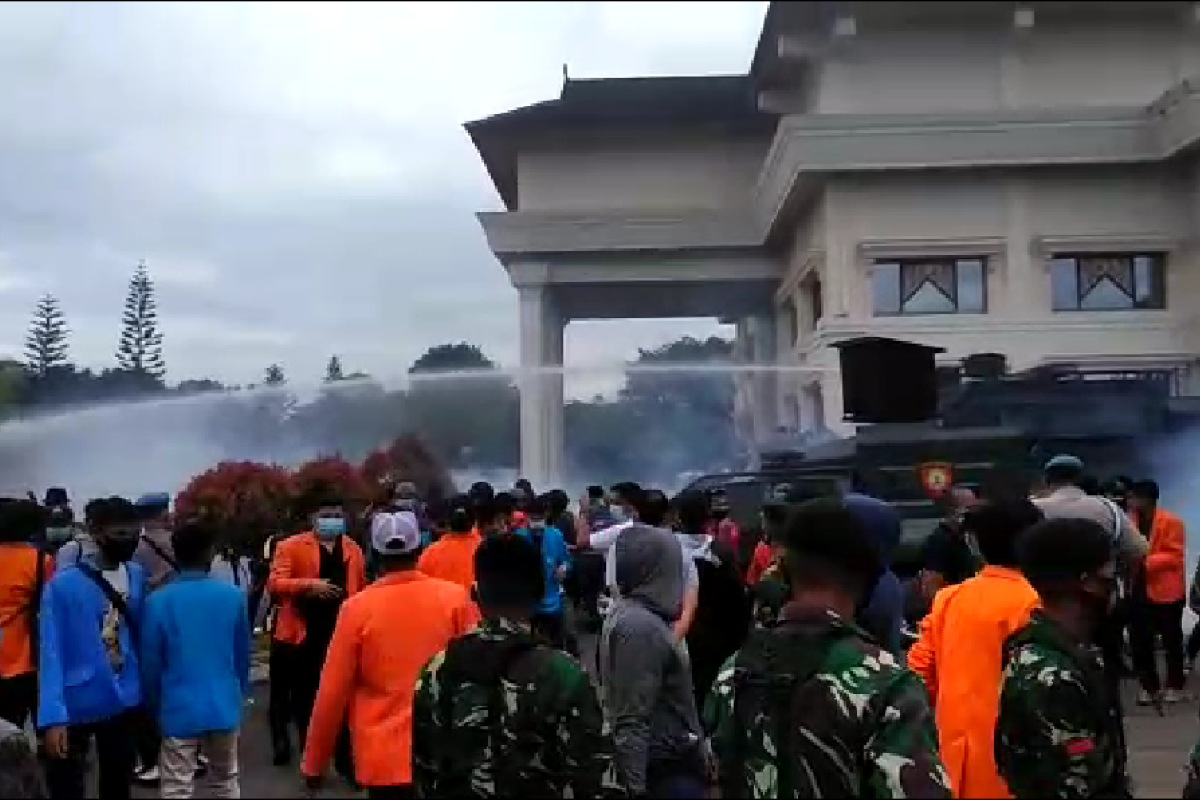 Aksi massa di gedung DPRD ricuh, polisi  tembakan gas air mata