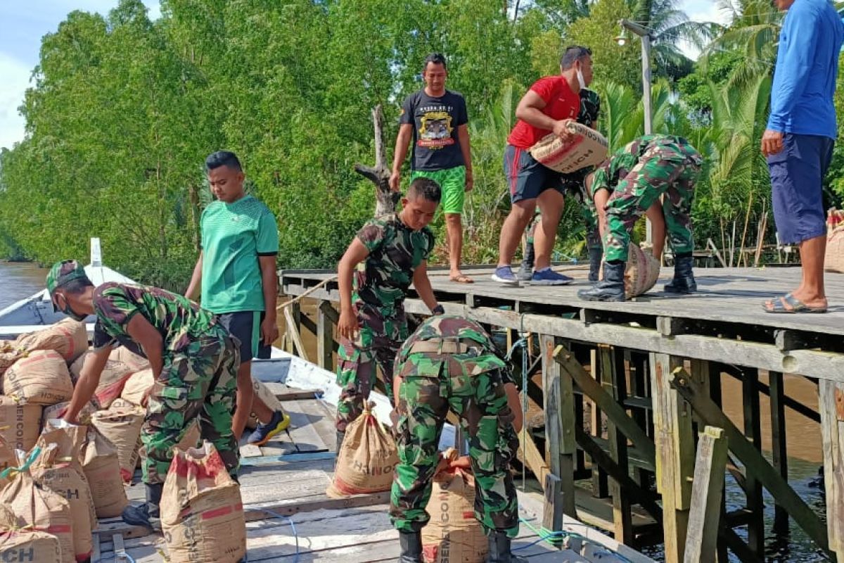 Pergeseran material pembangunan fisik TMMD harus diangkut menggunakan Kelotok