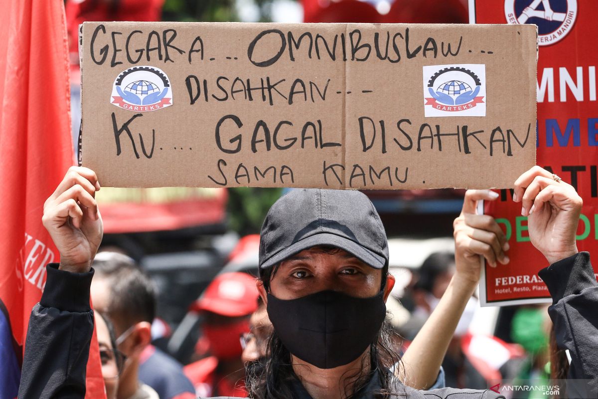 Polisi tutup jalan Patung Kuda menuju arah Istana Merdeka antisipasi demo