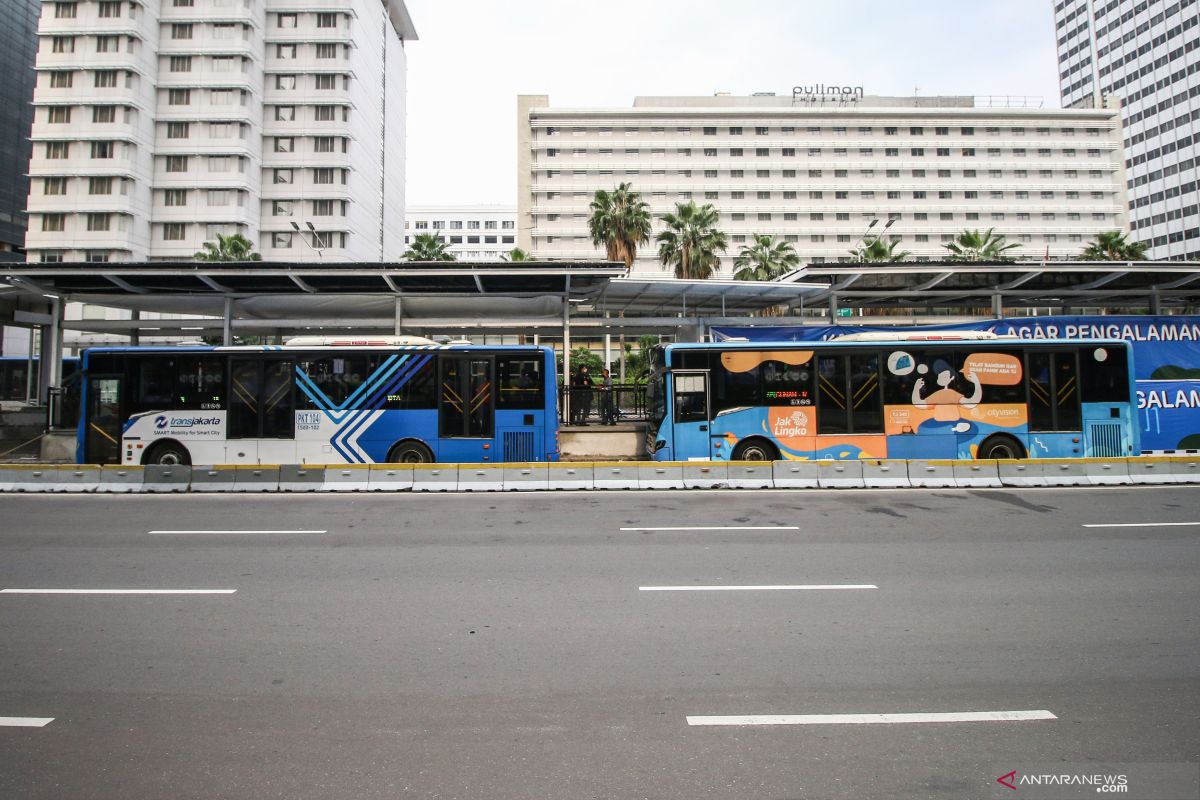 TransJakarta suspends operations over rallies around Merdeka Palace