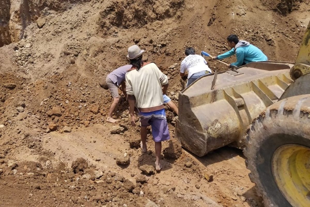 Dua pekerja bangunan di Dawe Kudus tewas tertimbun tebing yang longsor