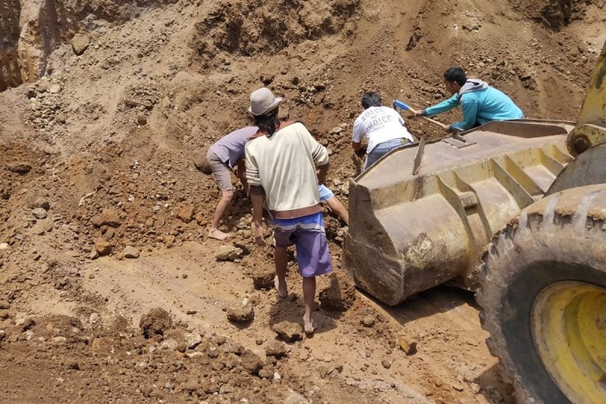 Dua pekerja bangunan meninggal tertimbun longsor