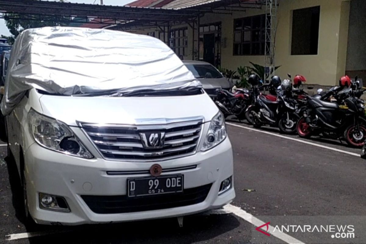 Mobil mantan anggota DPR RI Wa Ode Nur Zainab  dirusak di kawasan Puncak-Cipanas