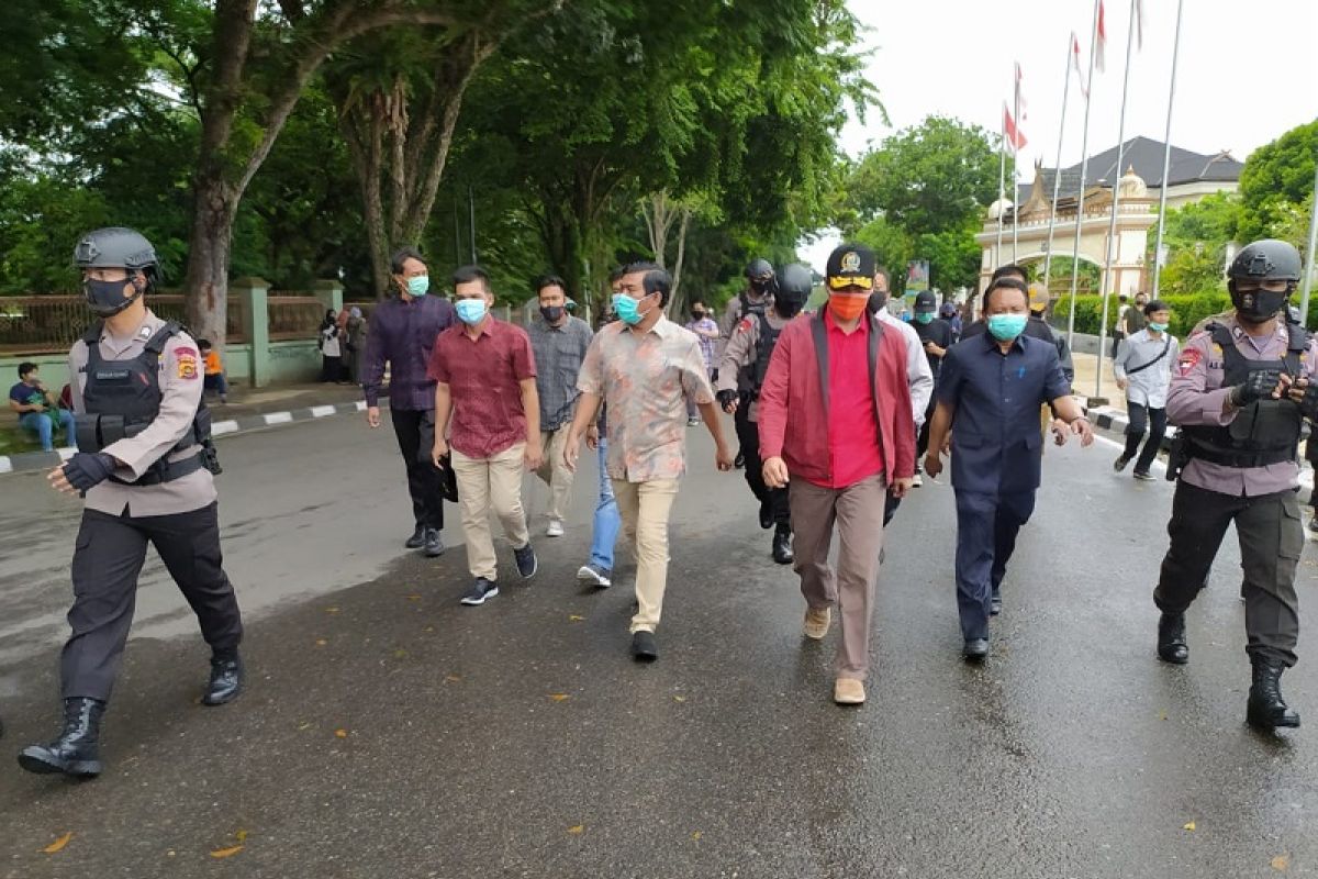 Temui massa, Ketua DPRD jalan kaki dari DPRD ke Simpang BI