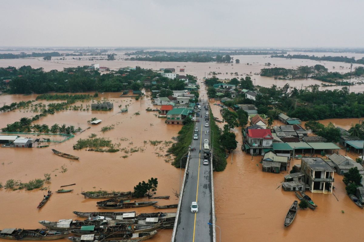 22 tentara hilang akibat tanah longsor menimpa barak militer Vietnam