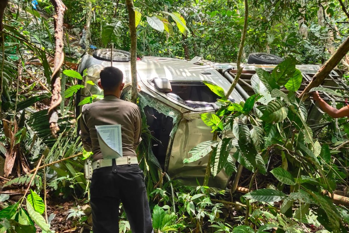 Mobil masuk jurang di Kelok 4 Agam sedalam 20 meter, penumpang meninggal