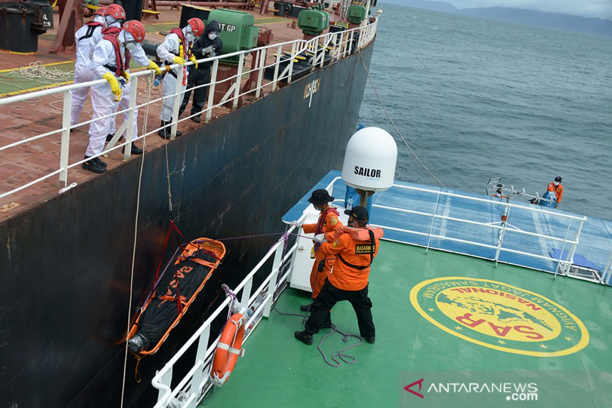 Evakuasi jenazah ABK Tangker Selat Benggala