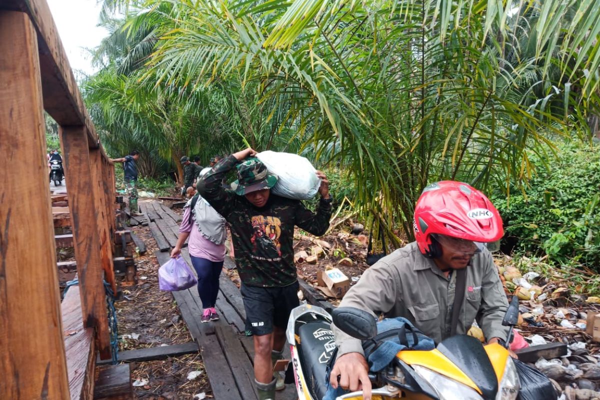 Lagi, Satgas TMMD bantu warga seberangi jembatan darurat