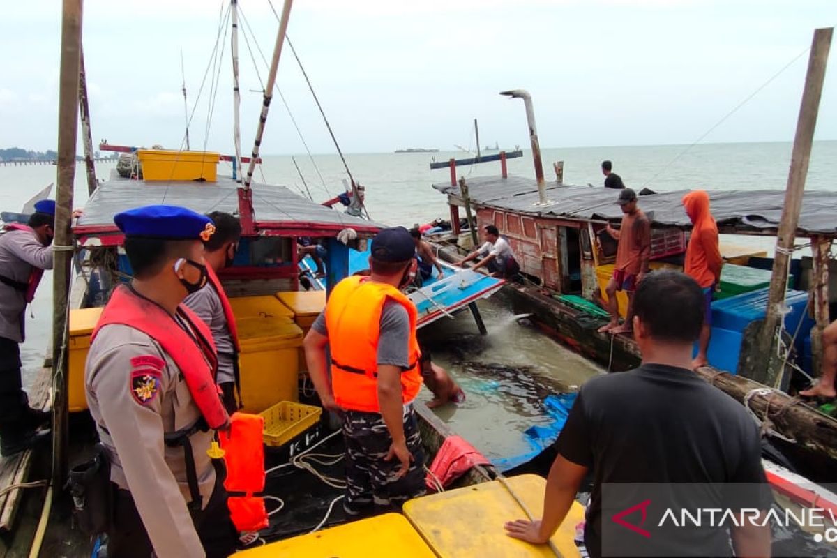 Tim gabungan evakuasi kapal nelayan bocor di Perairan Mentok