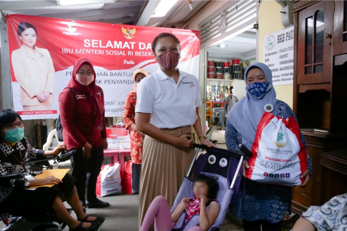 Kemensos berikan bantuan untuk anak penyandang disabilitas langka