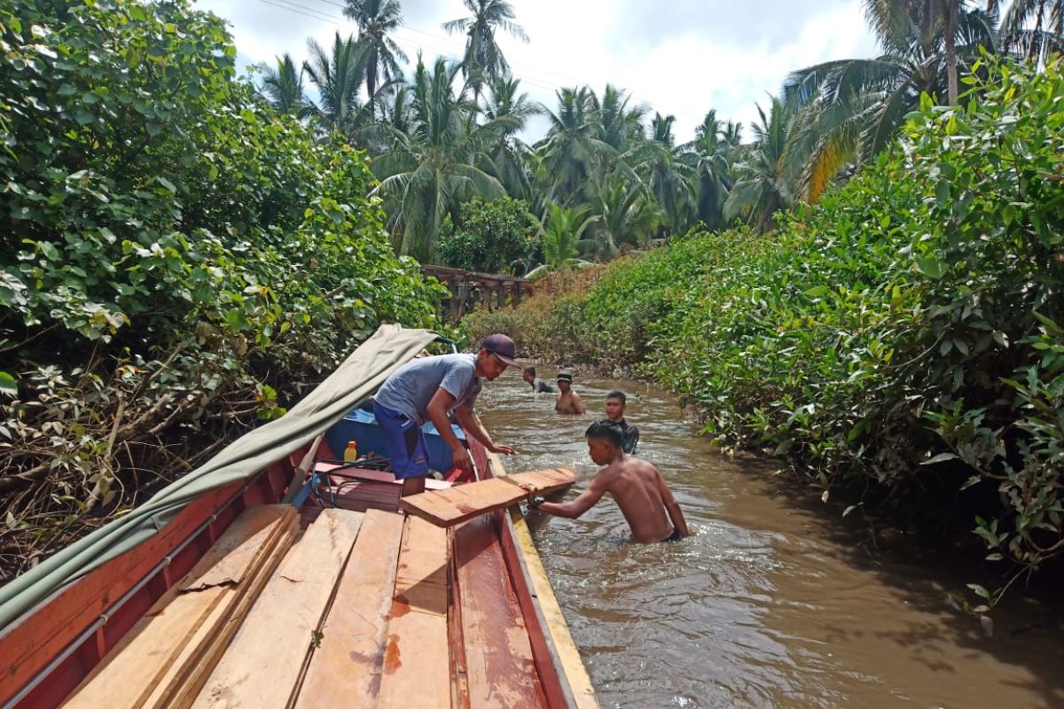 Sungai menjadi jalur utama untuk angkutan material TMMD di Pulau Hanaut