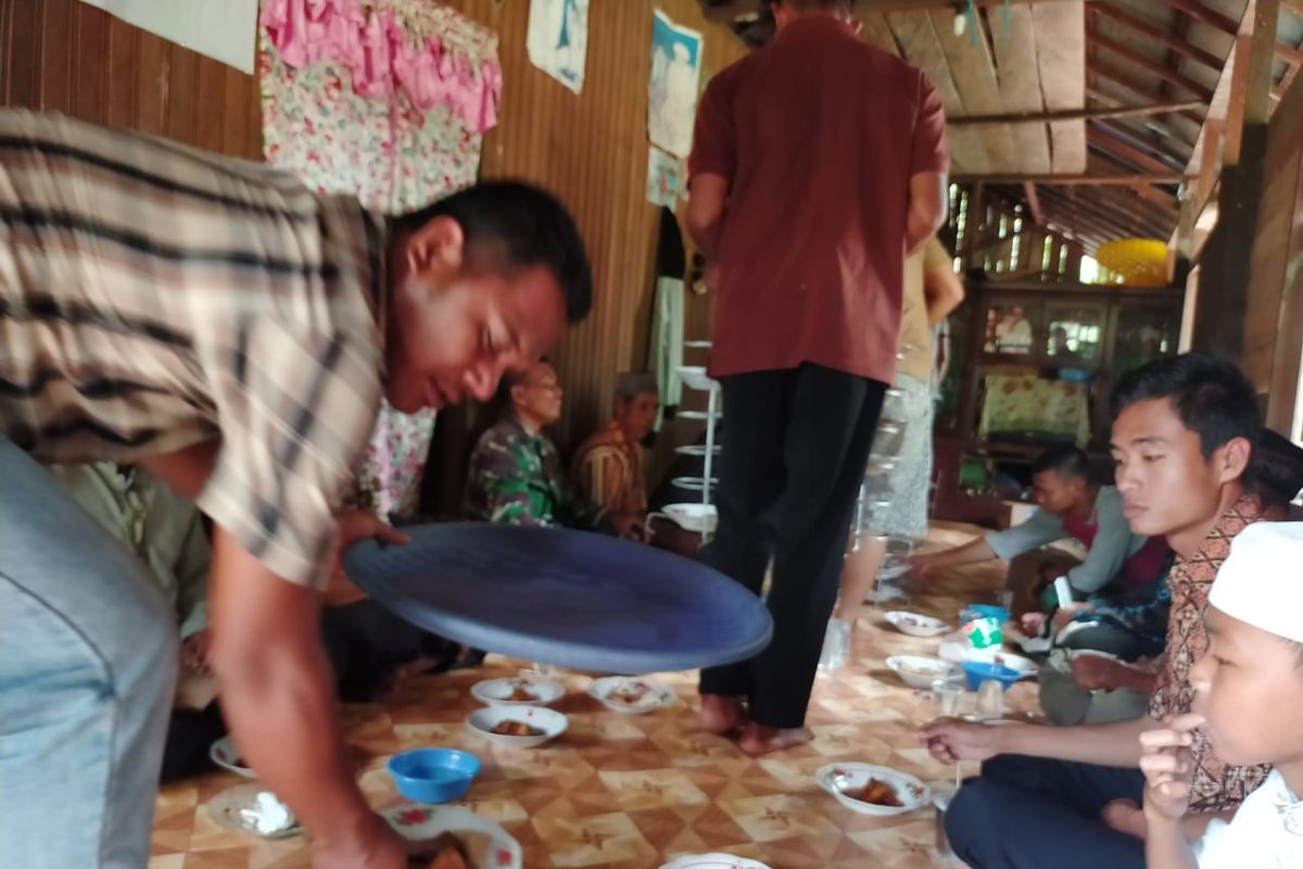 TNI dan Warga terus jerjalin keakraban dalam suasana TMMD di Pulau Hanaut
